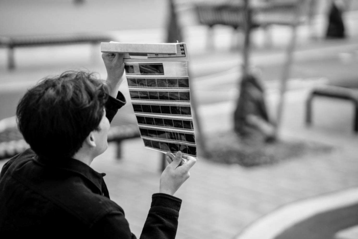 Professionelle Kameraausrüstung und Beleuchtung im Studio