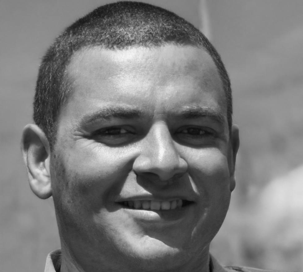 Fotograf bei der Arbeit mit professioneller Kameraausrüstung